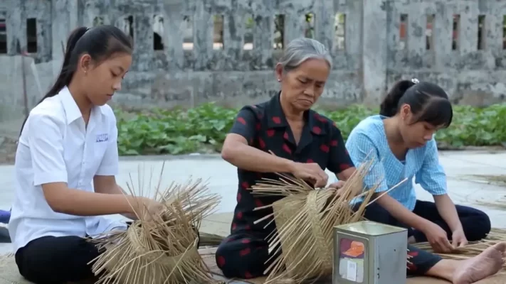 Hình ảnh người dân làng Phò Trạch đan sản phẩm từ cỏ bàng